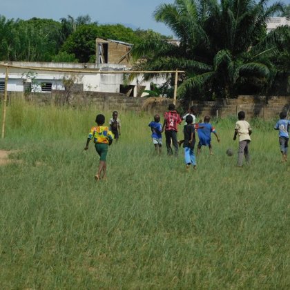 Les jeunes du village réunis pour jouer au foot (soccer)