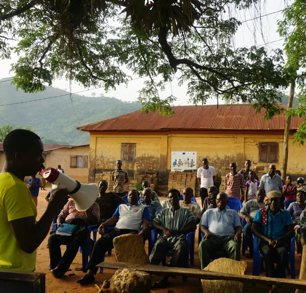 Rassemblement sur la place publique du village