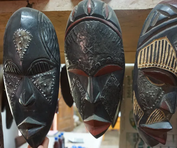 Masques sculptés dans le bois