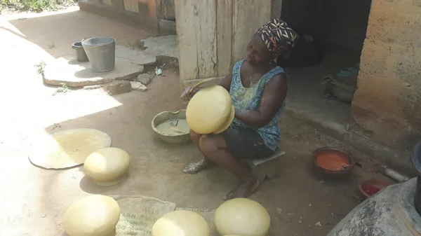 Finition de poterie avec spatule arrondie