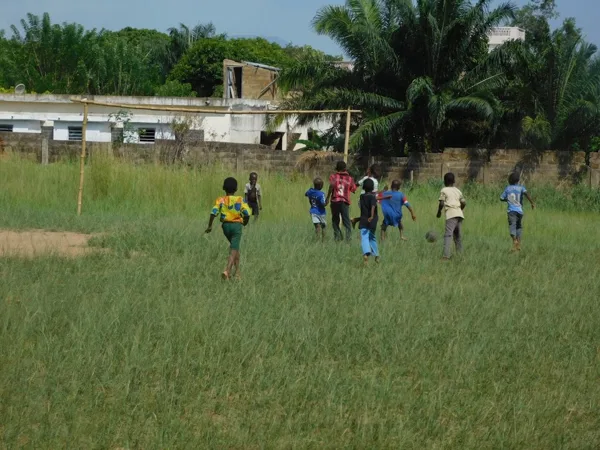 Les jeunes du village réunis pour jouer au foot (soccer)